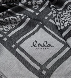 Lala Berlin Tørklæde - Triangle Tilda - Swoosh Black/White